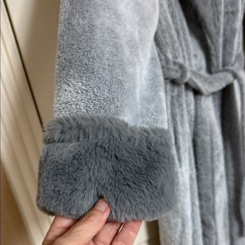 Secret Treasures Soft Gray Robe - Picture 4 of 12